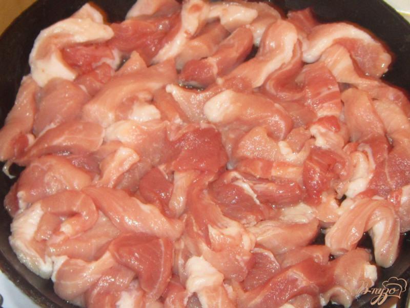 Фото приготовление рецепта: Свинина в остром соусе со спагетти шаг №3