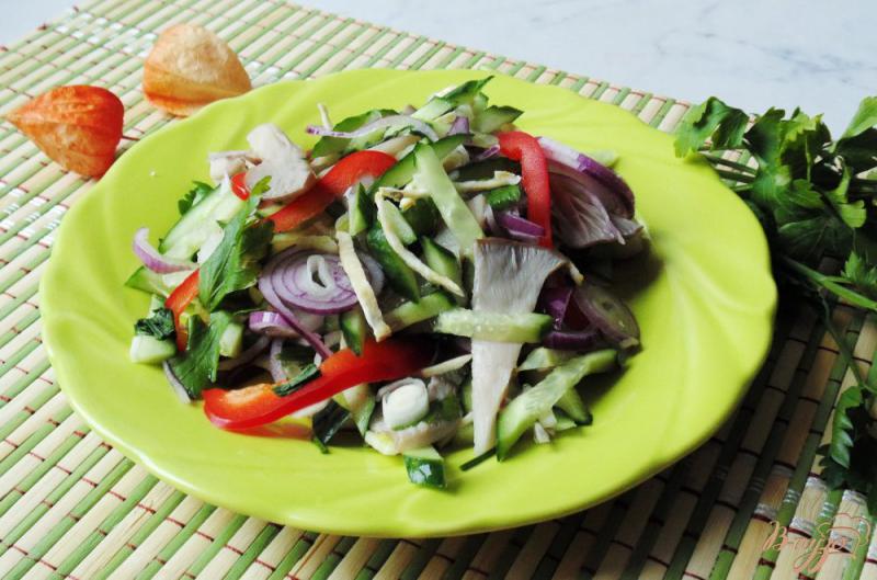Фото приготовление рецепта: Тёплый салат с вешенками шаг №7
