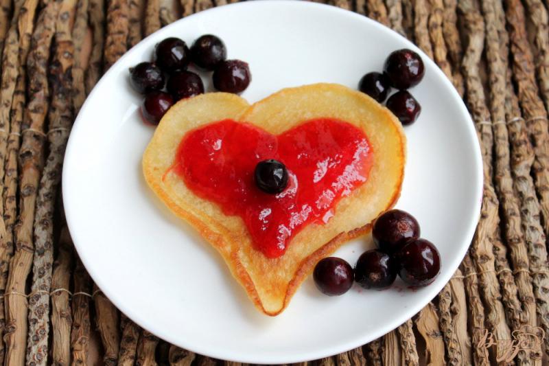 Фото приготовление рецепта: Оладьи «Сердечко» с джемом и ягодами шаг №5