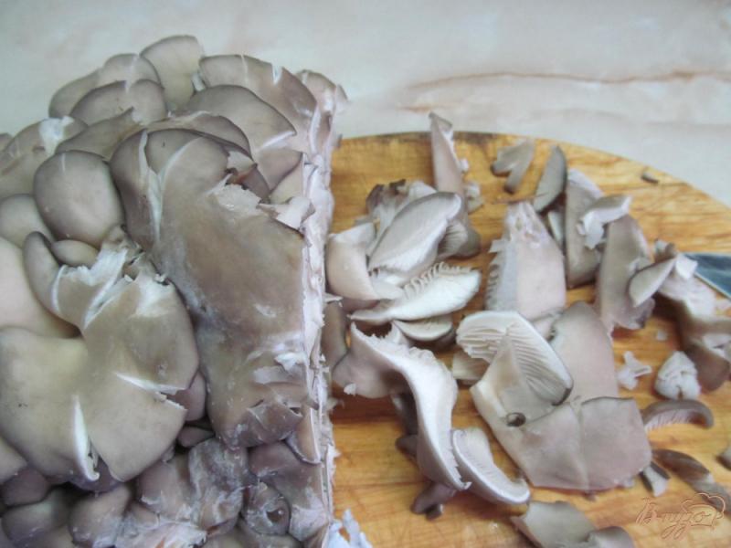 Фото приготовление рецепта: Яичница с грибами и овощами шаг №1