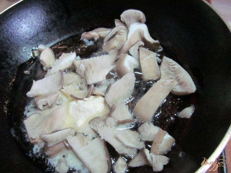 Фото приготовление рецепта: Яичница с грибами и овощами шаг №2