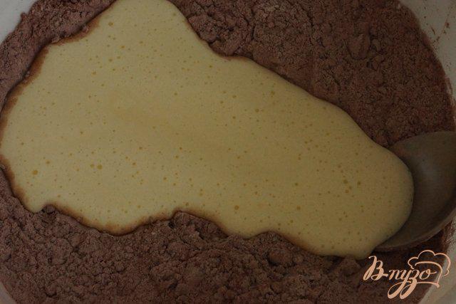 Фото приготовление рецепта: Шоколадно-ореховые пирожные шаг №8
