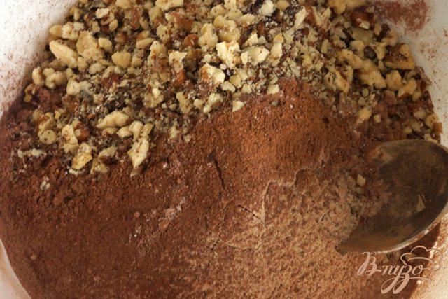 Фото приготовление рецепта: Шоколадно-ореховые пирожные шаг №7