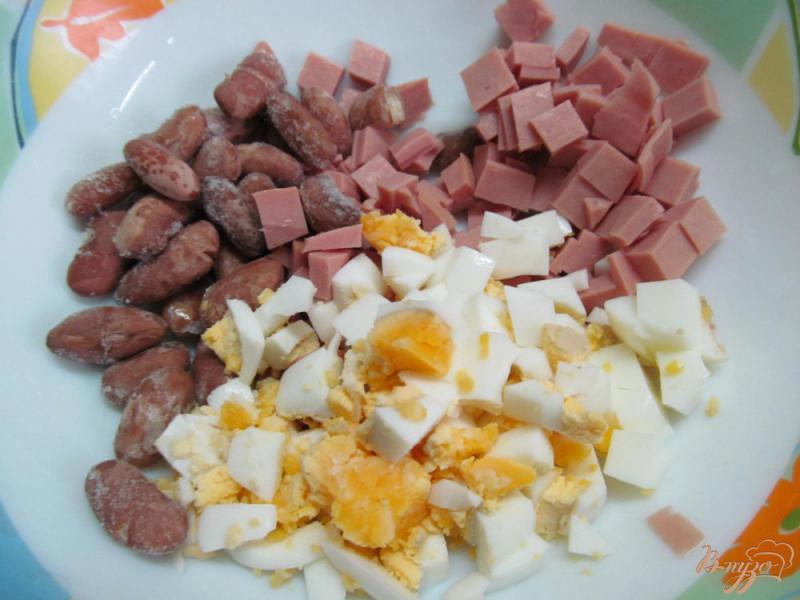 Фото приготовление рецепта: Салат из свеклы с яйцом и сыром шаг №2