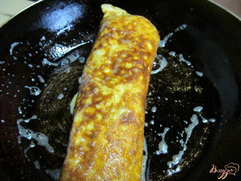 Фото приготовление рецепта: Закуска из омлета с крабовыми палочками шаг №3