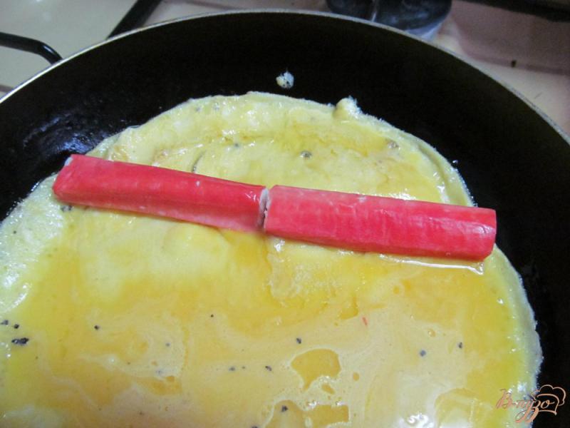 Фото приготовление рецепта: Закуска из омлета с крабовыми палочками шаг №2