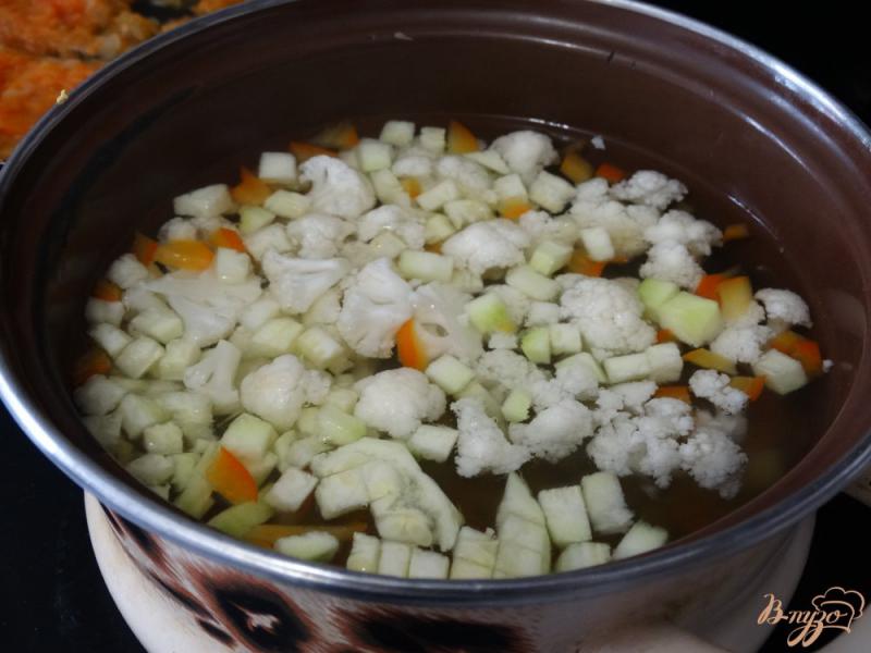 Фото приготовление рецепта: Летний суп с цукини и цветной капустой шаг №5