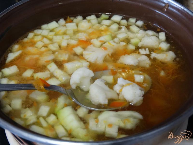 Фото приготовление рецепта: Летний суп с цукини и цветной капустой шаг №6