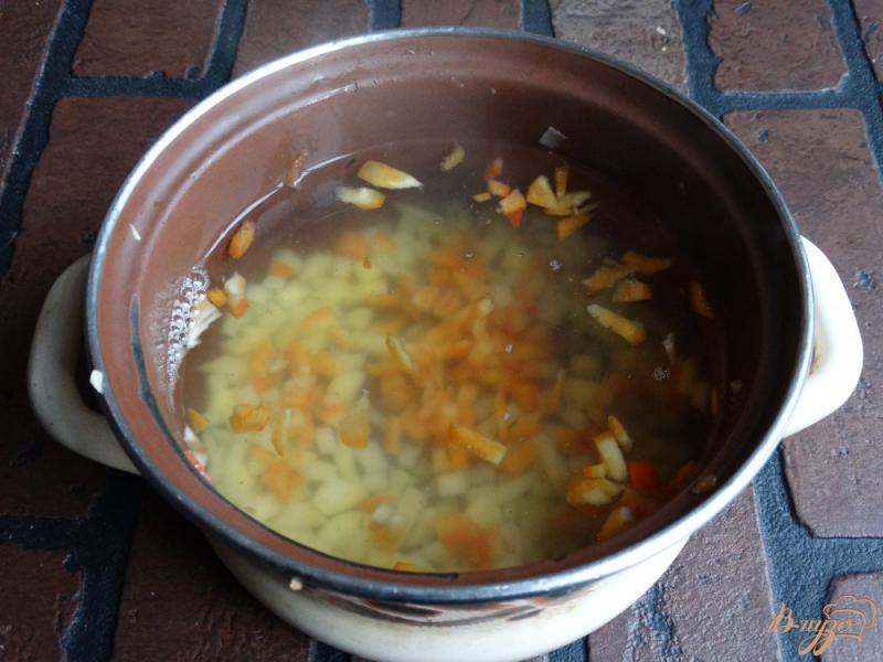 Фото приготовление рецепта: Летний суп с цукини и цветной капустой шаг №4