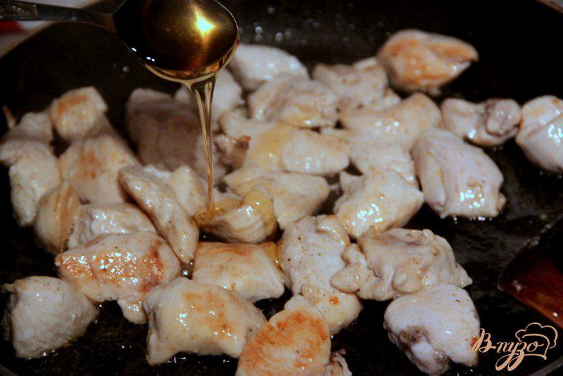 Фото приготовление рецепта: Курица в соево-медовом соусе с пастой шаг №2