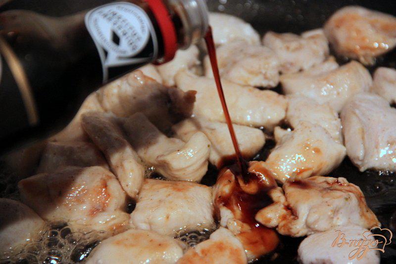 Фото приготовление рецепта: Курица в соево-медовом соусе с пастой шаг №3