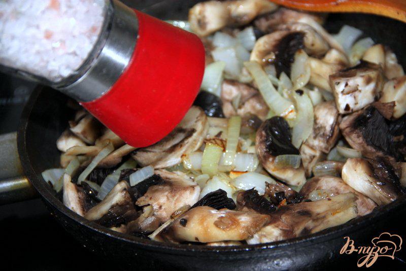 Фото приготовление рецепта: Горшочки с картофелем, свининой и грибами шаг №3