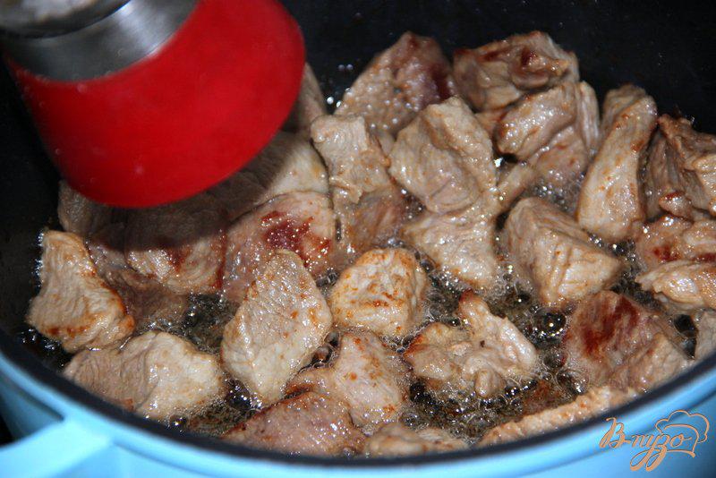 Фото приготовление рецепта: Горшочки с картофелем, свининой и грибами шаг №4