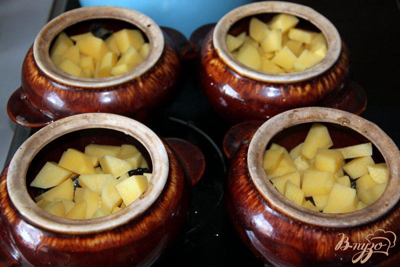 Фото приготовление рецепта: Горшочки с картофелем, свининой и грибами шаг №5