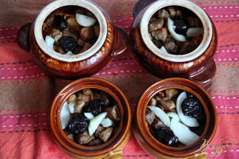 Фото приготовление рецепта: Жаркое в горшочках из говядины и свинины  с корейской морковкой шаг №7