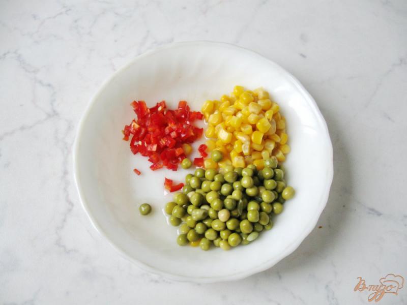 Фото приготовление рецепта: Овощной суп с кукурузой и зеленым горошком шаг №4