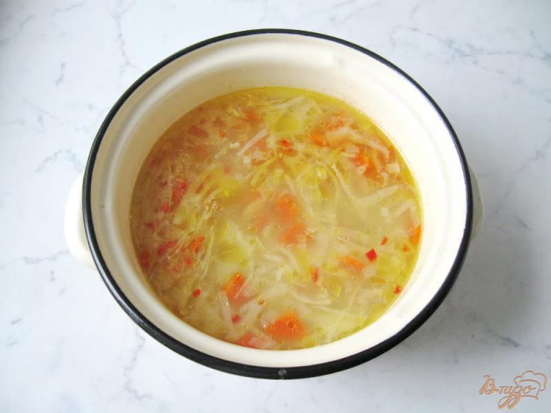 Фото приготовление рецепта: Овощной суп с кукурузой и зеленым горошком шаг №6
