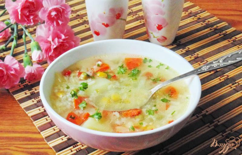 Фото приготовление рецепта: Овощной суп с кукурузой и зеленым горошком шаг №8