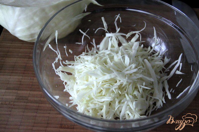 Фото приготовление рецепта: Салат из капусты, болгарского перца и феты шаг №1