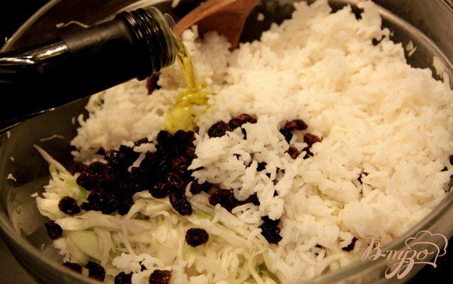 Фото приготовление рецепта: Салат из капусты, риса,  с изюмом шаг №3