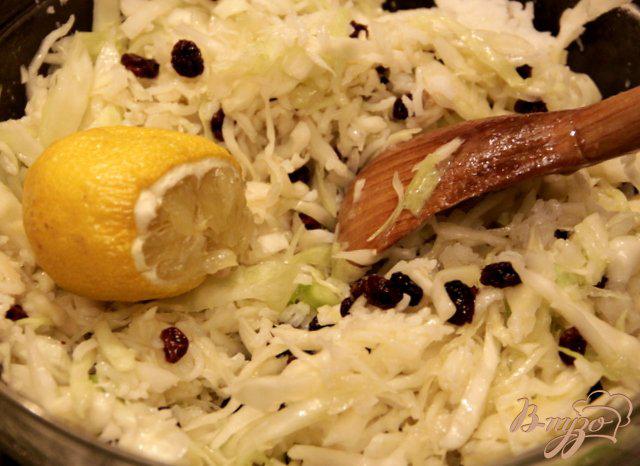Фото приготовление рецепта: Салат из капусты, риса,  с изюмом шаг №4