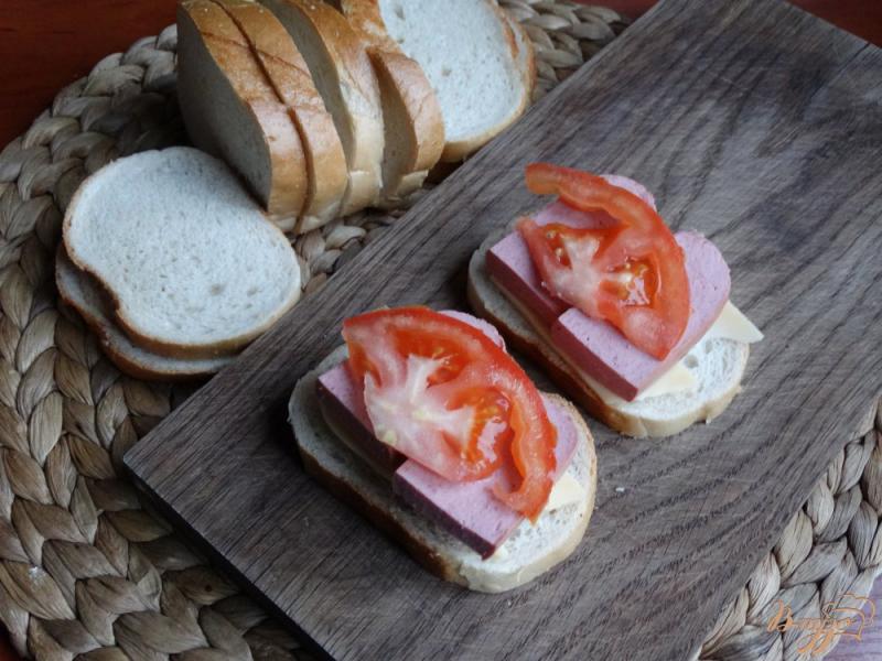 Фото приготовление рецепта: Гриль-сендвичи с двойным сыром и сардельками шаг №4