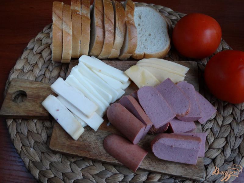 Фото приготовление рецепта: Гриль-сендвичи с двойным сыром и сардельками шаг №1