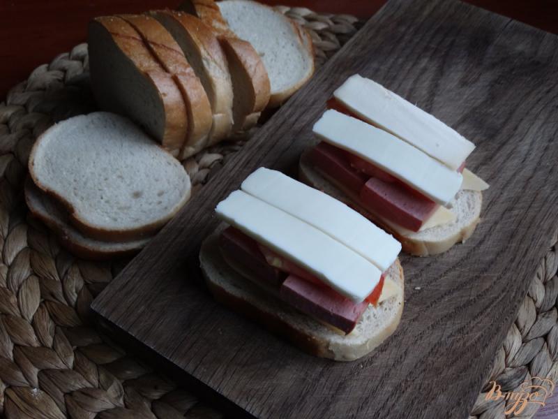 Фото приготовление рецепта: Гриль-сендвичи с двойным сыром и сардельками шаг №5