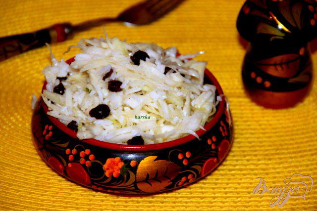 Фото приготовление рецепта: Салат из капусты, риса,  с изюмом шаг №5