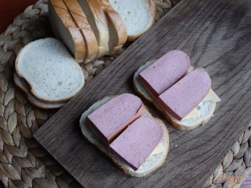 Фото приготовление рецепта: Гриль-сендвичи с двойным сыром и сардельками шаг №3