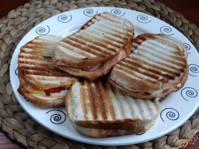 Фото приготовление рецепта: Гриль-сендвичи с двойным сыром и сардельками шаг №7