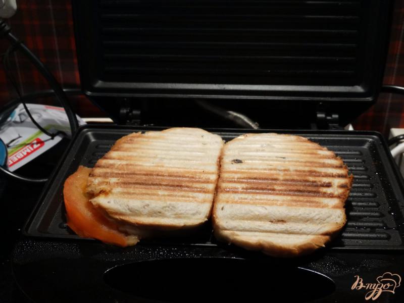 Фото приготовление рецепта: Гриль-сендвичи с двойным сыром и сардельками шаг №6