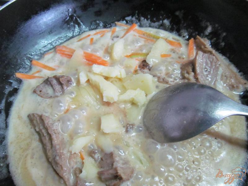 Фото приготовление рецепта: Макароны и мясо со сливочной заправкой шаг №4