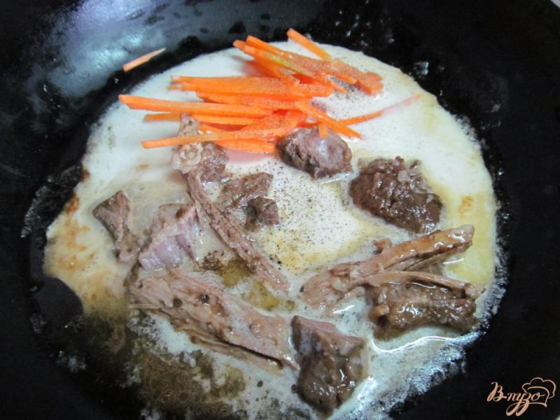 Фото приготовление рецепта: Макароны и мясо со сливочной заправкой шаг №3