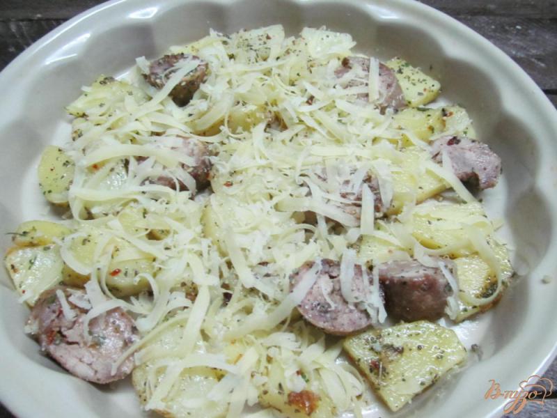Фото приготовление рецепта: Запеченный картофель с колбасками под сыром шаг №4