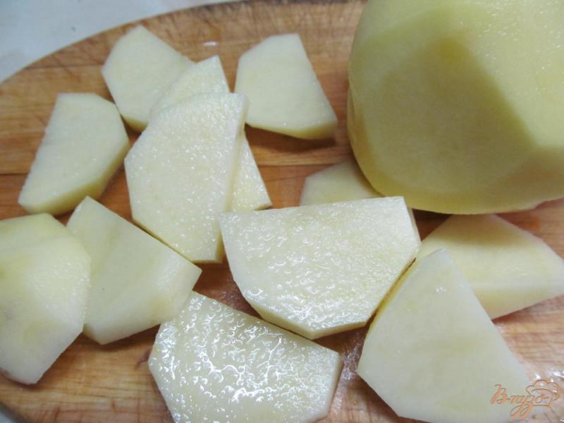 Фото приготовление рецепта: Запеченный картофель с колбасками под сыром шаг №1