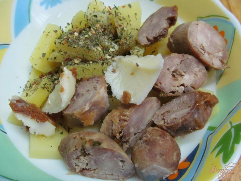 Фото приготовление рецепта: Запеченный картофель с колбасками под сыром шаг №3