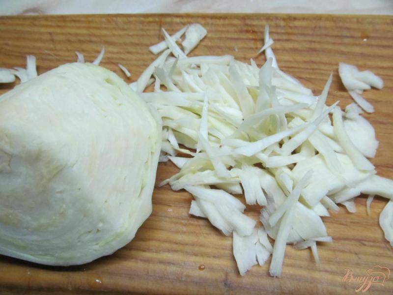 Фото приготовление рецепта: Салат из капусты с сельдереем и черносливом шаг №1
