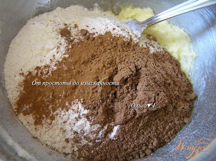 Фото приготовление рецепта: Шоколадный торт с корицей и черной смородиной шаг №2