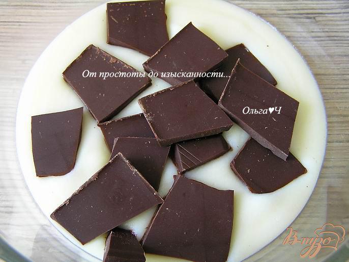 Фото приготовление рецепта: Шоколадный торт с корицей и черной смородиной шаг №8