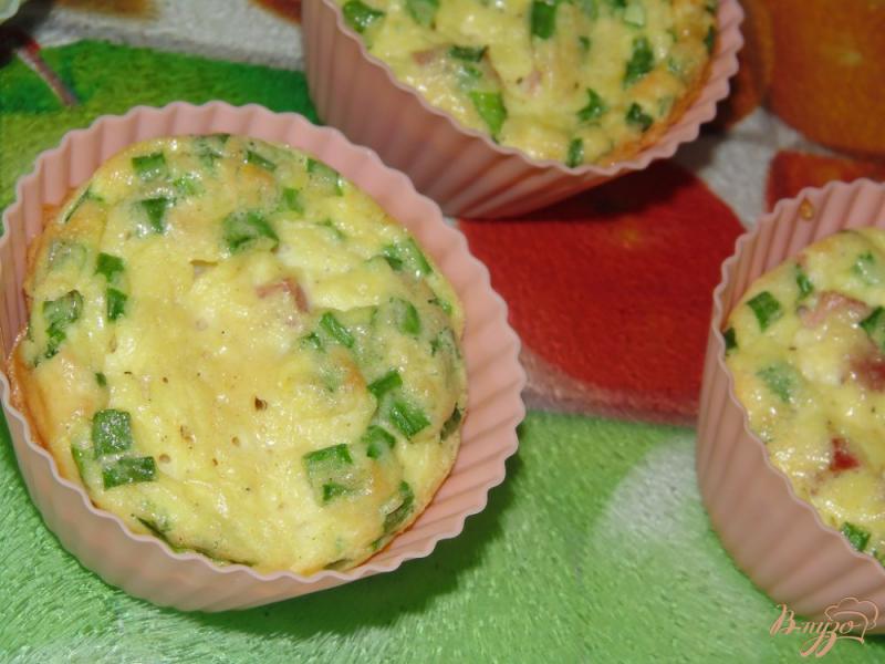 Фото приготовление рецепта: Яичные кексы с ветчиной и зеленым луком шаг №5