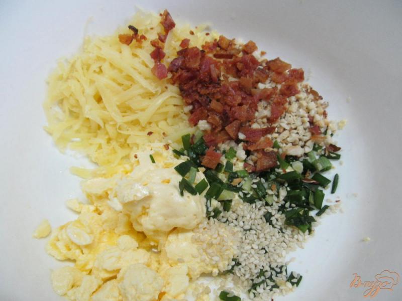 Фото приготовление рецепта: Закуска из сыра с беконом шаг №4