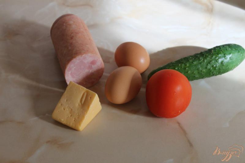 Фото приготовление рецепта: Омлет с ветчиной, помидором и твердым сыром шаг №1