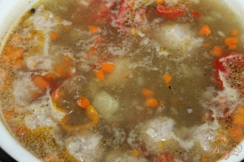 Фото приготовление рецепта: Суп с свиными фрикадельками и яйцом шаг №6