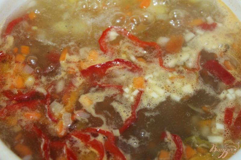 Фото приготовление рецепта: Суп с свиными фрикадельками и яйцом шаг №5