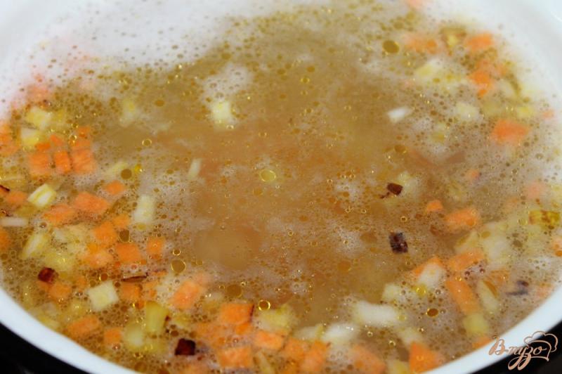 Фото приготовление рецепта: Суп с свиными фрикадельками и яйцом шаг №4