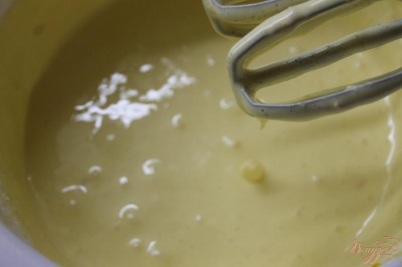 Фото приготовление рецепта: Бисквитный торт с вареной сгущенкой и консервированными абрикосами шаг №5