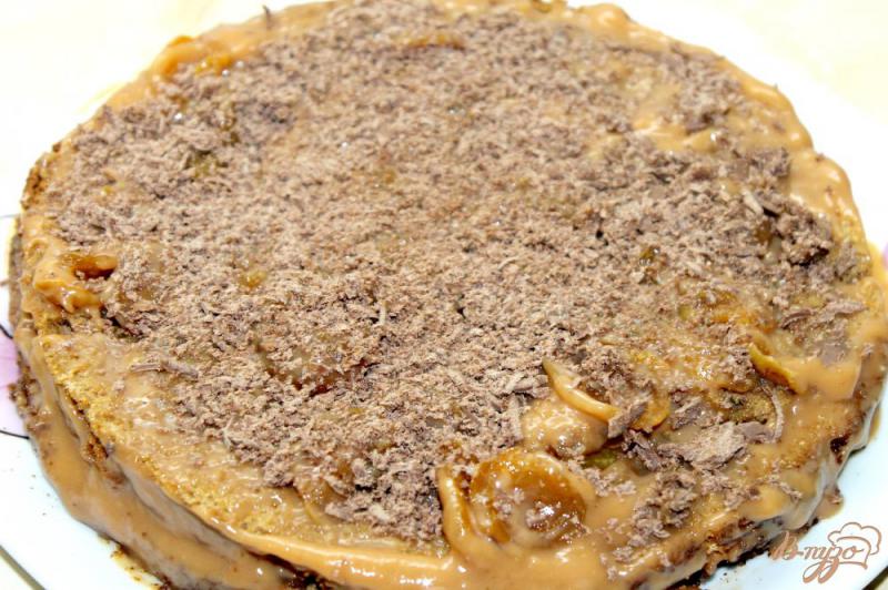 Фото приготовление рецепта: Бисквитный торт с вареной сгущенкой и консервированными абрикосами шаг №12
