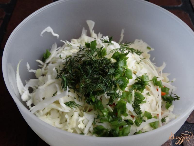 Фото приготовление рецепта: Салат с сельдереем, капустой и огурцом шаг №5