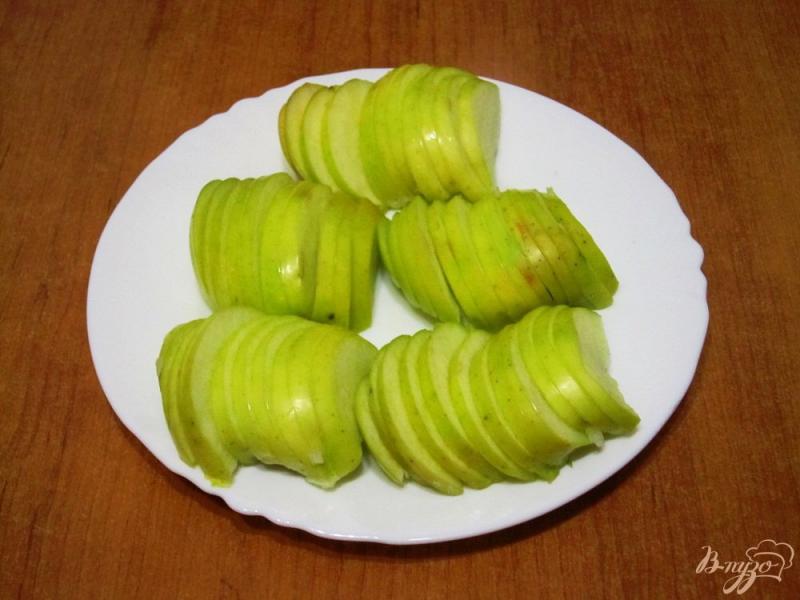 Фото приготовление рецепта: Пай с яблоками шаг №4